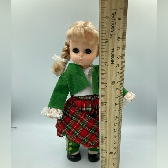Vintage 1990 Playmates Ireland Doll, Red Kilt And Green Velvet Blazer. Scottish - Picture 5 of 10